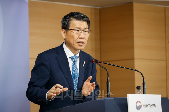 은성수 금융위원장이 11일 서울 종로구 정부서울청사 합동브리핑실에서 하반기 금융정책 방향을 발표하고 있다(자료 = 금융위원회).